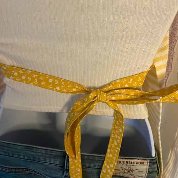 Yellow Handmade Buttercup Apron 💐 - Picture 4 of 10